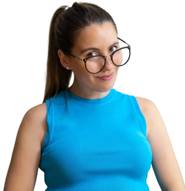 Camila Kost con gafas, sonriendo